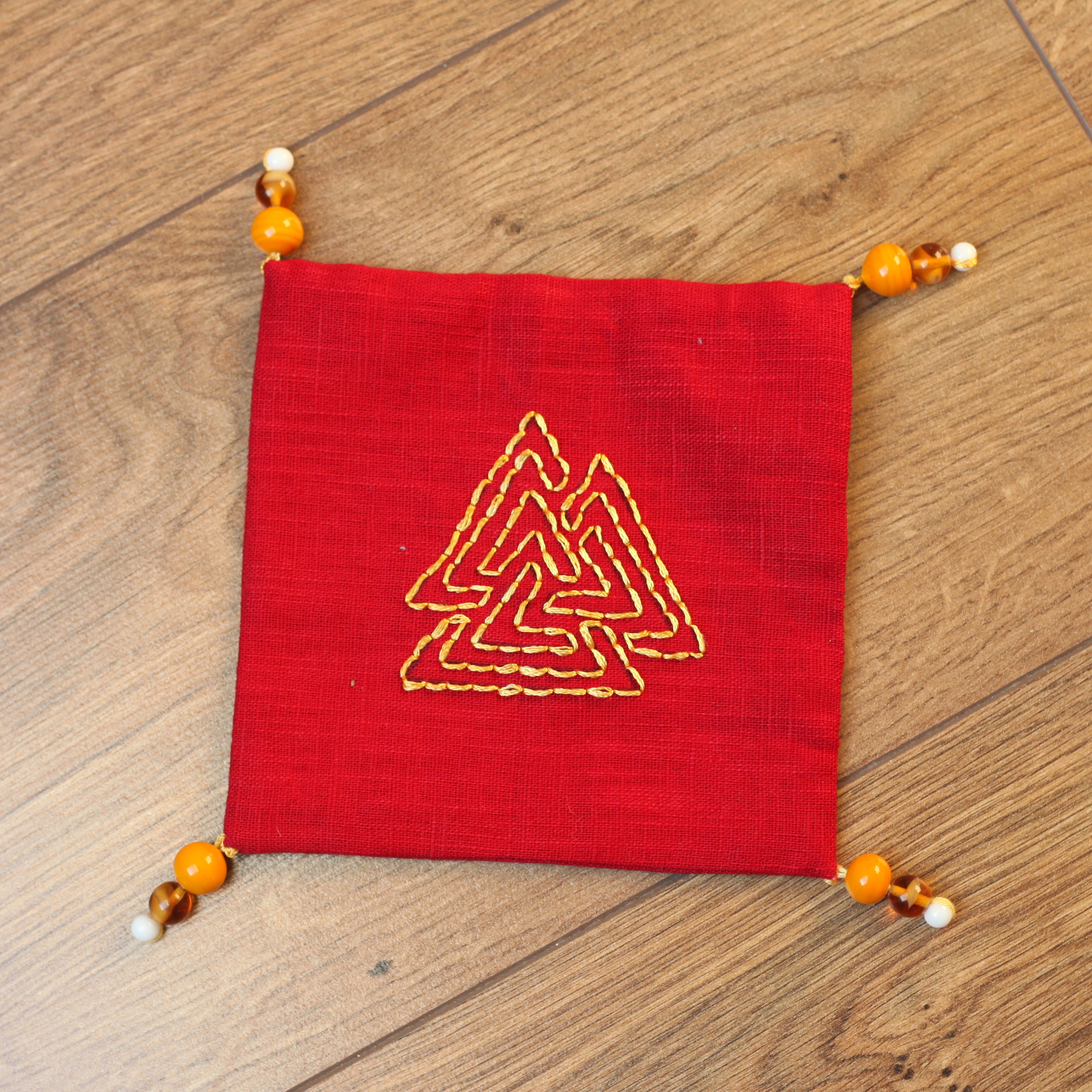 Rotes Bechertuch mit Glasperlen