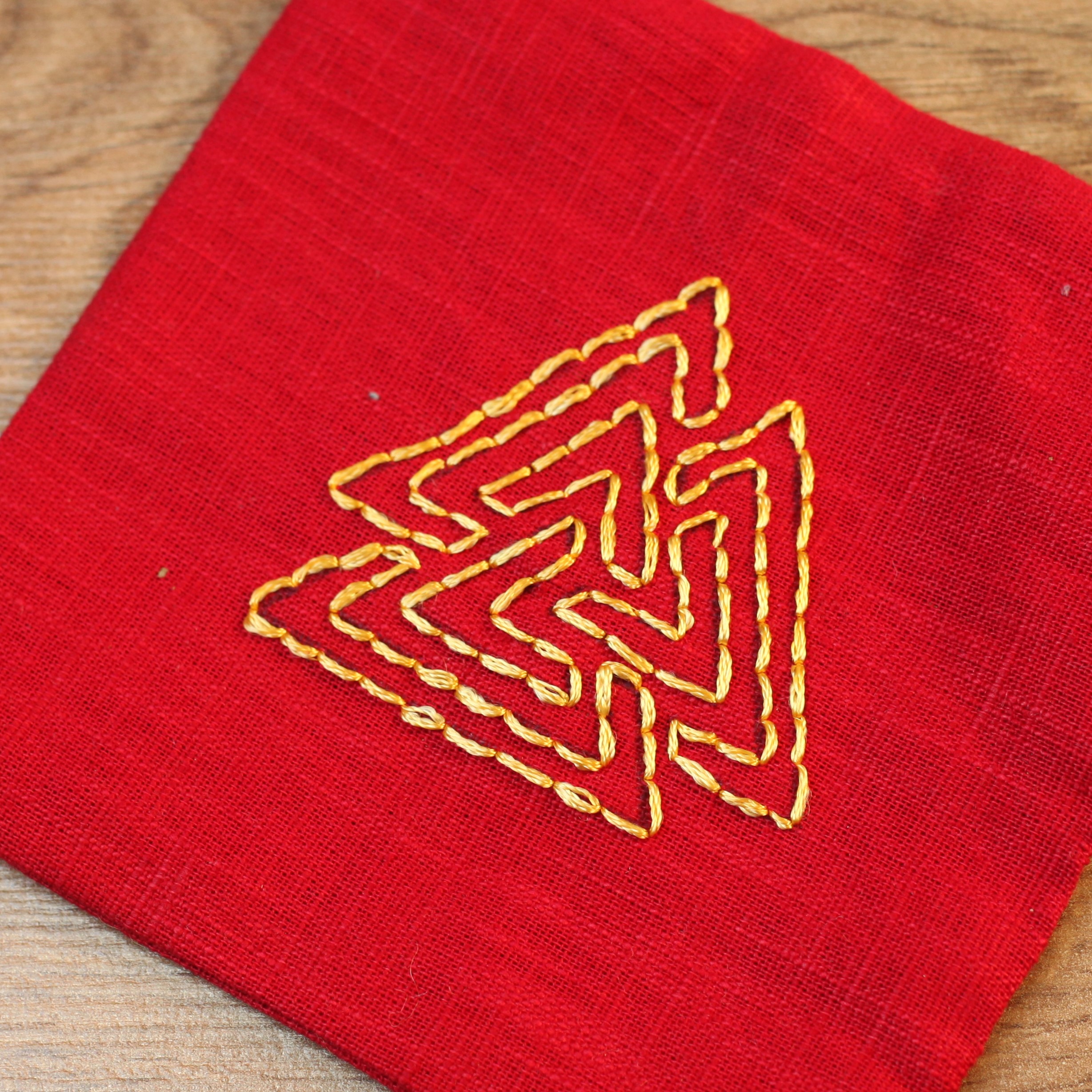 Rotes Bechertuch mit Glasperlen