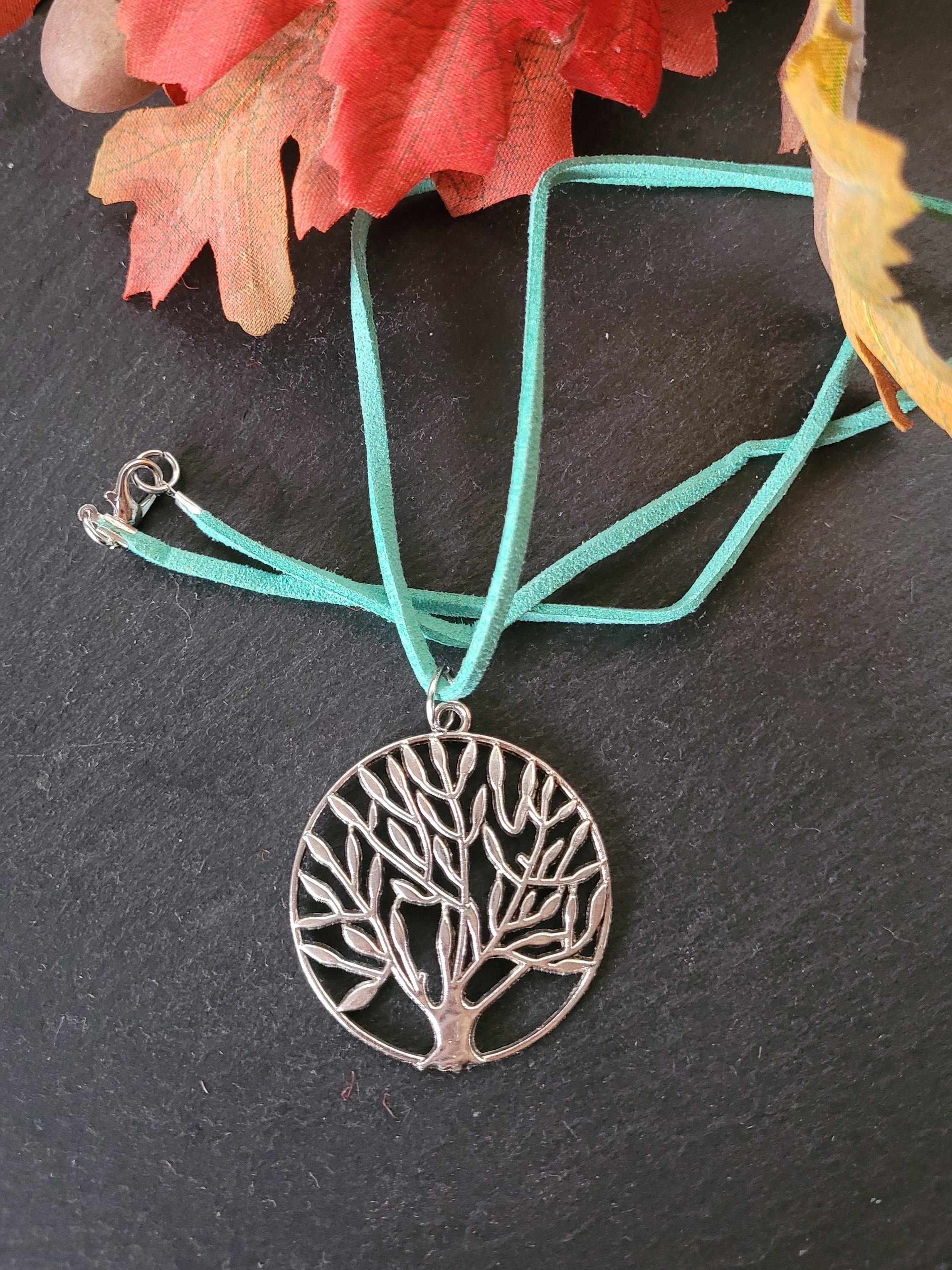 Kette mit Baumanhänger